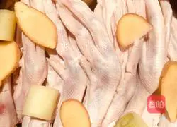 Illustration of how to make braised duck feet and duck tongue 2