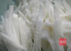 Illustration of how to make cumin meat slices and shredded radish 5