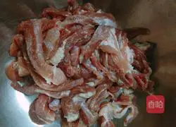 Illustration of how to make spicy short crispy pork 2