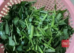 Illustration of how to make spicy and sour water spinach 1