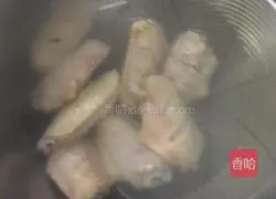 Illustration of how to make chicken wings with vine pepper sauce and bean paste 2