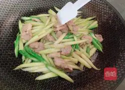 Illustration of how to make asparagus and stir-fry meat 7