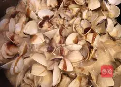 Illustration of how to make braised chicken with white clams 6