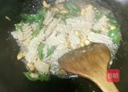 Illustration of how to make cashew squid flowers 8