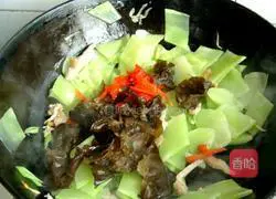 Illustration of how to make fried lettuce slices with meat 6