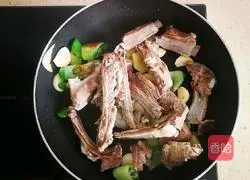 Illustration of braised lamb neck chop 8