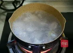 Illustration of braised chicken wings with lotus root and sour soup 2