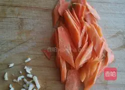 Illustration of how to stir-fry asparagus with bacon 3