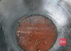 Illustration of how to stew mackerel in iron pot 5