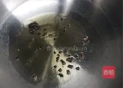 Illustration of how to pour conch with oil 4