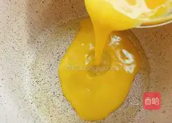 Illustration of how to make dragon fruit fried rice 8