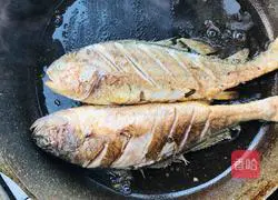 Illustration of how to make braised tofu with yellow croaker in tomato sauce 6