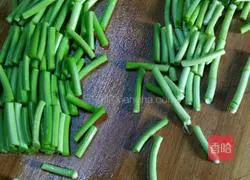 Illustration of how to stir-fry shredded pork with garlic moss 2