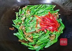 Illustration of how to stir-fry green beans with oil residue 10
