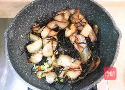 Illustration of how to steam bacon with walnut flowers 8