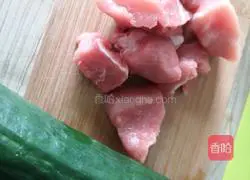 Illustration of how to make diced cucumber 1