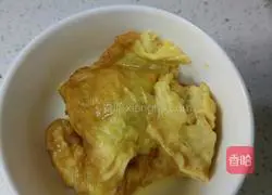 Illustration of how to make scrambled eggs with onions 5