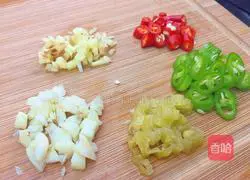 Illustration of how to make spicy and appetizing fattened beef in sour soup 3