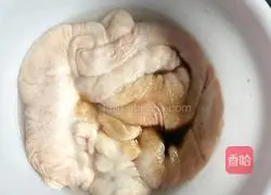 Illustration of how to make fried sausage with celery 1