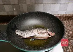 Illustration of braised crucian carp with beef sauce 6