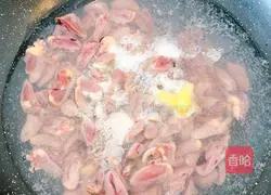 How to stir-fry chicken hearts with garlic moss Illustration 5