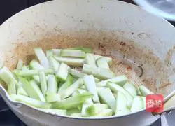 Illustration of how to stir-fry shrimps with loofah 10