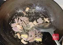 Illustration of how to stir-fry duck gizzards with peppers 7