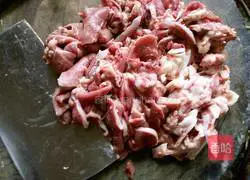 Illustration of how to stir-fry pork tongue 2