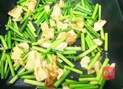 Illustration of how to make fried eggs with garlic moss 3