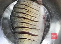 Illustration of how to make peacock open fish 2