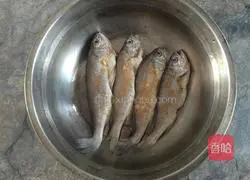 Illustration of how to make pan-fried yellow croaker 2