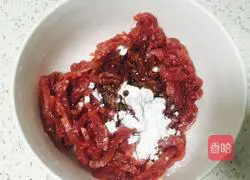 Illustration of how to make fried beef with onions 5