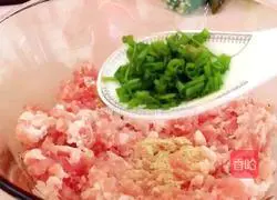 Illustration of how to make pearl meatballs 4