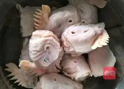 Illustration of how to make spicy stir-fried chicken head 1