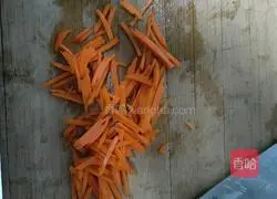 Illustration of how to make fried shredded pork with celery 2