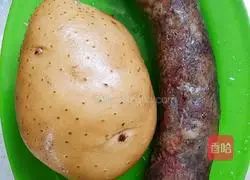 Illustration of how to make sausage and steamed organ potatoes 1