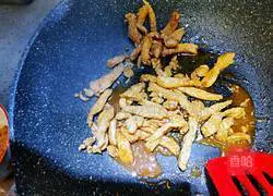 Illustration of how to stir-fry chicken breast with celery 4