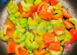 Illustration of how to make bitter melon, bell pepper and scrambled eggs 2