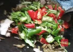 Illustration of how to make fried pork with beans and beans 6