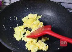 Illustration of how to make fried eggs with garlic moss 3