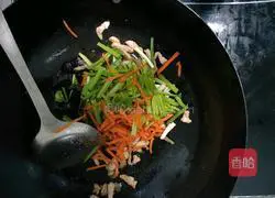 Illustration of how to stir-fry shredded pork with celery 8