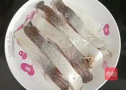 Illustration of how to steam fish belly with chopped pepper 9