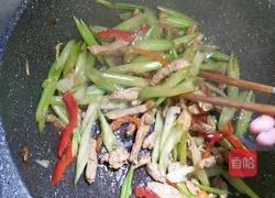 Illustration of how to stir-fry chicken breast with celery 8