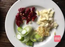 Illustration of how to stir-fry bacon and lettuce 2