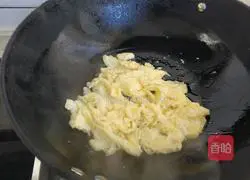 Illustration of how to make scrambled eggs with fresh mushrooms 6