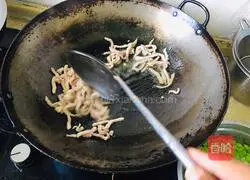 Illustration of how to stir-fry shredded pork with green pepper and bean skin 4