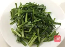 Illustration of how to make fried eggs with leeks 3