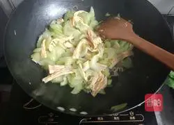 Illustration of how to stir-fry celery and yuba 4