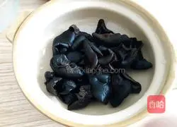 Illustration of how to cook pork ribs and steamed fungus 9