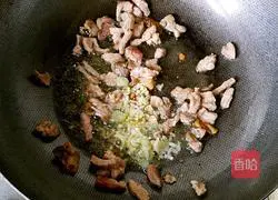 Illustration of how to make fried mushroom vermicelli 3